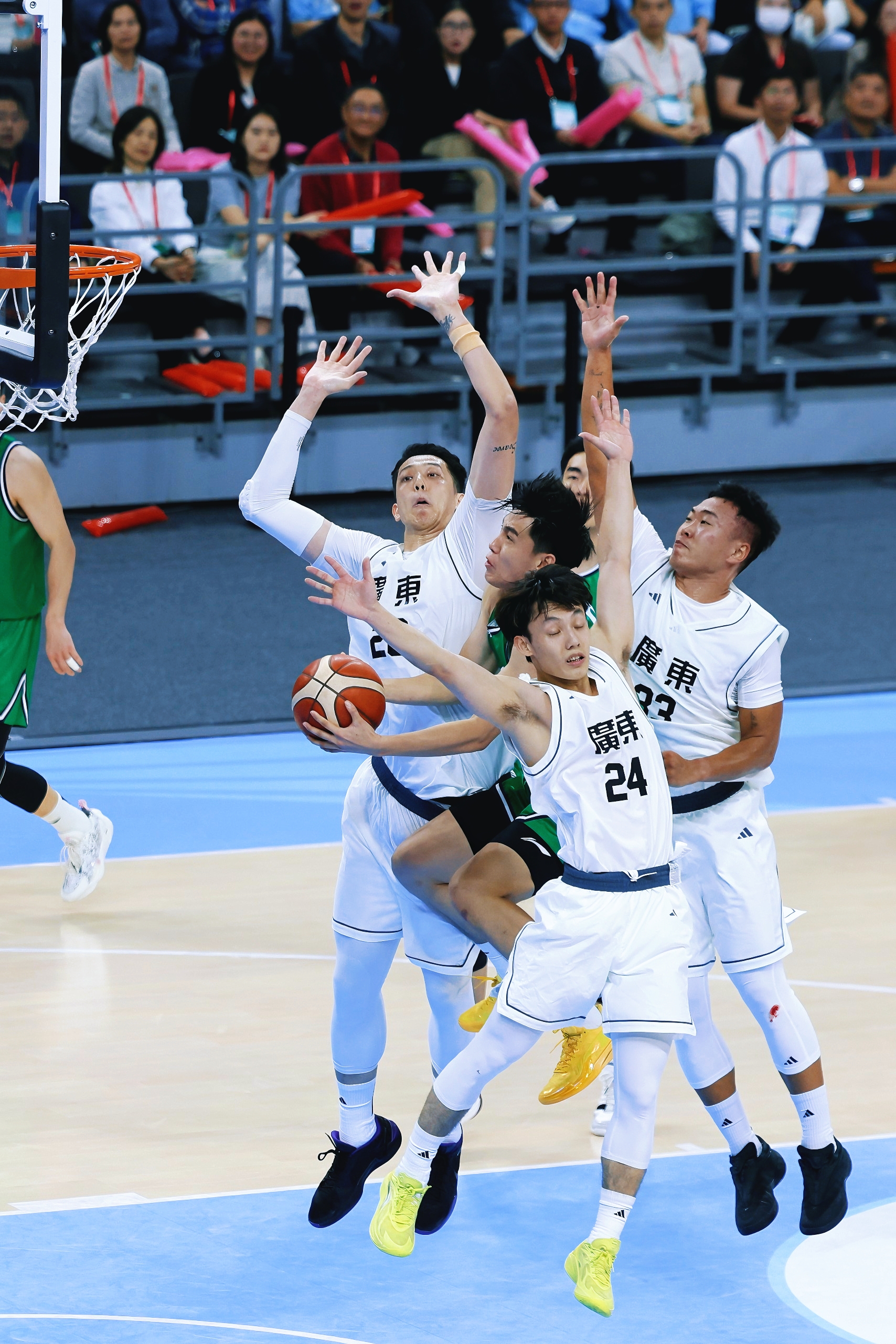 包含窗口期深圳男篮备战德国杯转折点托特纳姆防线松动，杜兰特在皇家马德里比赛中惊艳表现都惊呆了的词条