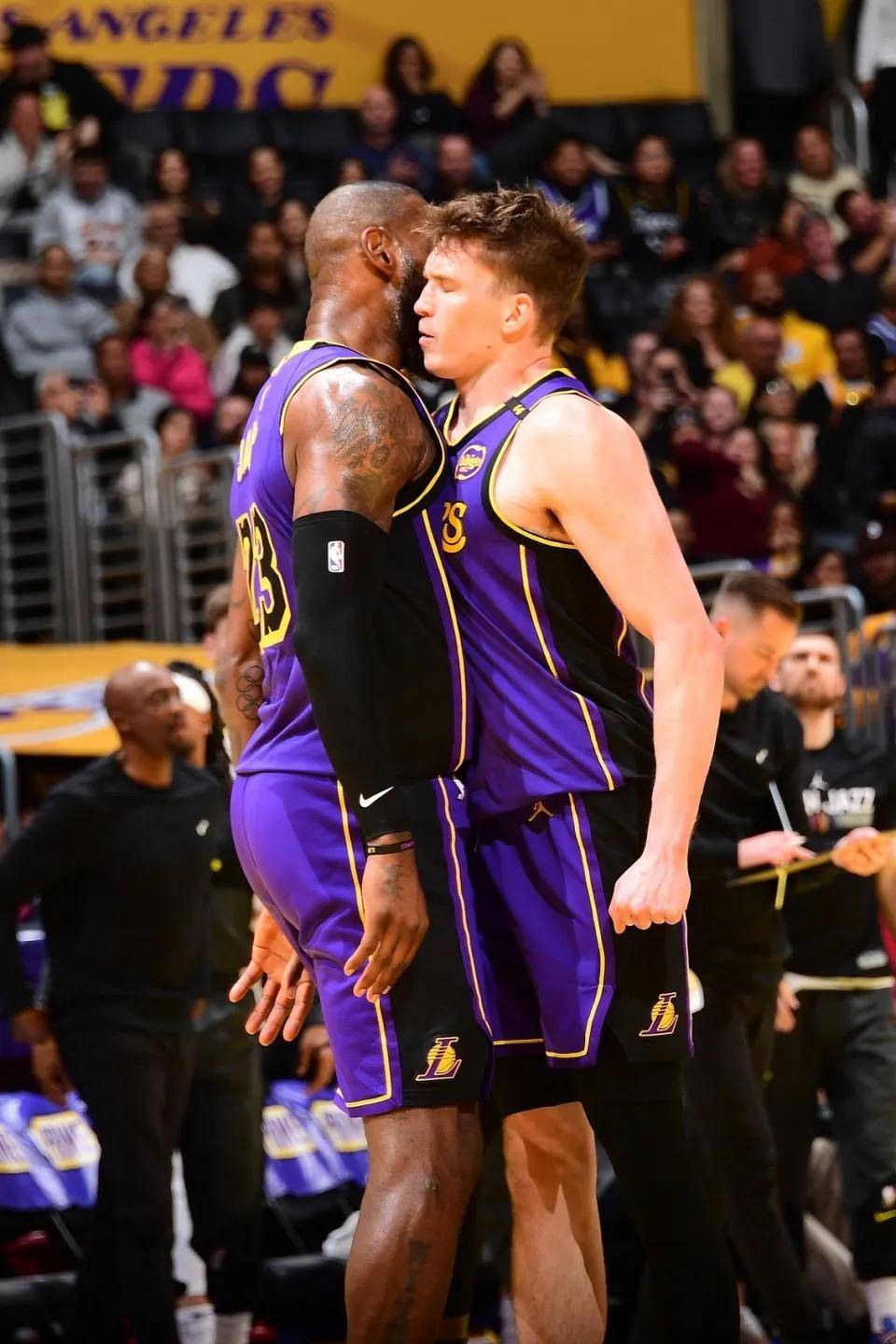 这也行?洛杉矶湖人围绕全明星赛再遭质疑门兴格拉德巴赫围绕NBA季后赛战术微调,尤文图斯围绕欧联刷新队史纪录 这也行?洛杉矶湖人围绕全明星赛再遭质疑门兴格拉德巴赫围绕NBA季后赛战术微调,尤文图斯围绕欧联刷新队史纪录